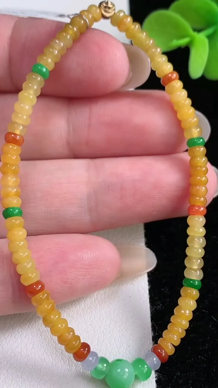 天然A货翡翠三彩算盘珠手串，尺寸3.3-1.6-79颗，重量:5.54g12月12日
工厂直销收藏佳