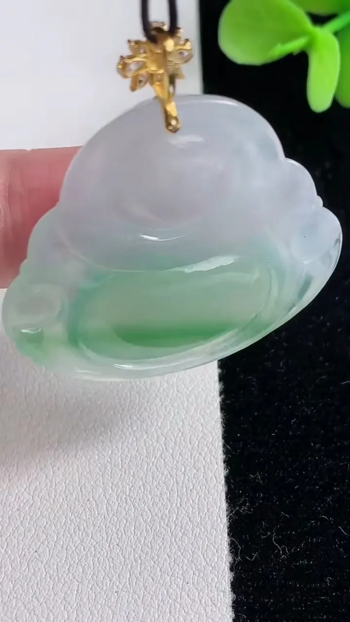 天然A货翡翠佛公吊坠，尺寸33.5-37.7-5.6，重量:12.08g
12月12日