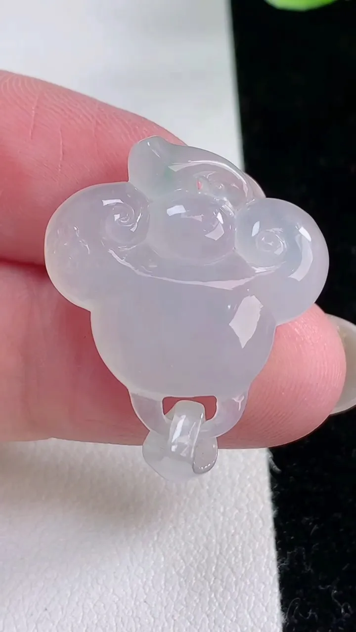 天然A货翡翠如意头吊坠，尺寸23.8-23.6-5，重量:5.15g
12月12日