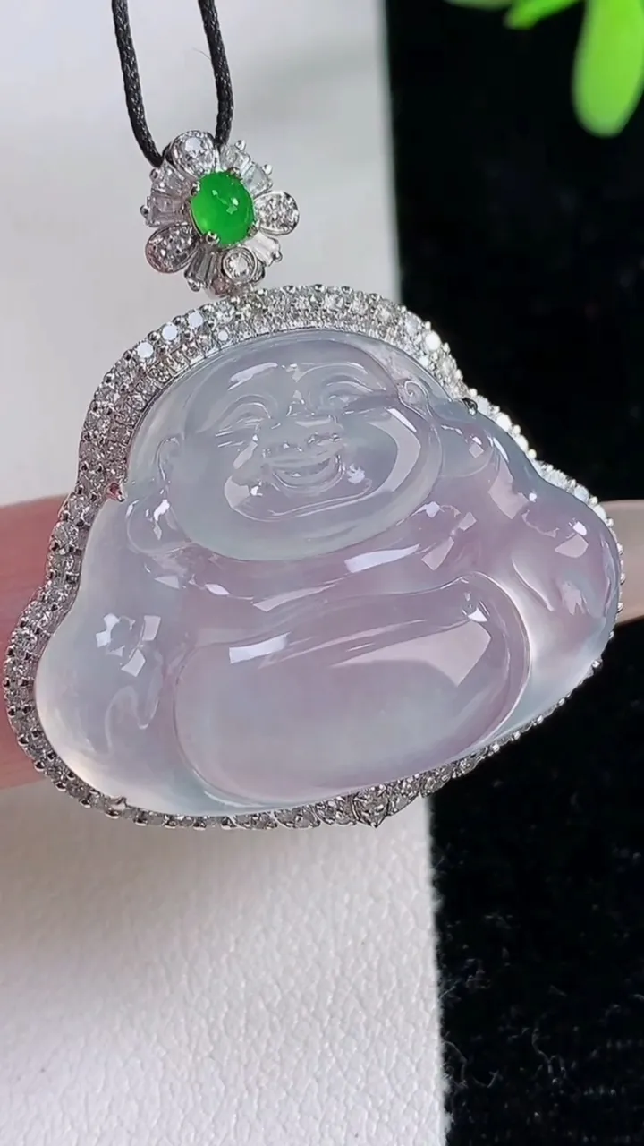 天然A货翡翠种白冰佛公吊坠，尺寸34.5-32-9.7，裸石22.2-29重量:8.27g
12月1