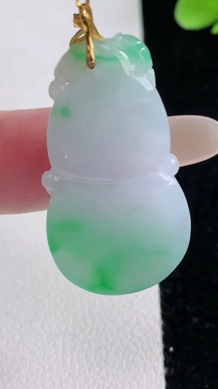 天然A货翡翠葫芦吊坠，尺寸34.6-19.3-5.3，重量:7.90g
12月12日