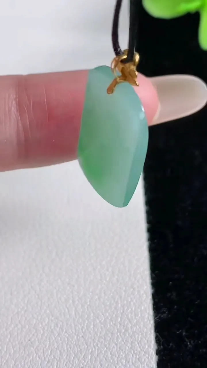 天然A货翡翠无事牌吊坠，尺寸22-12-4.7，重量:3.12g
12月12日