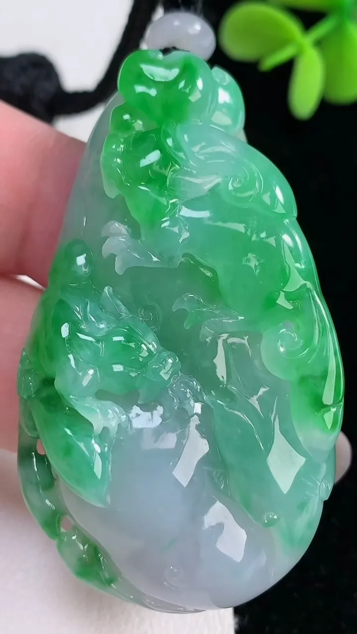 天然A货翡翠貔貅吊坠，尺寸56.6-31.7-11.5，重量:40.12g
12月12日