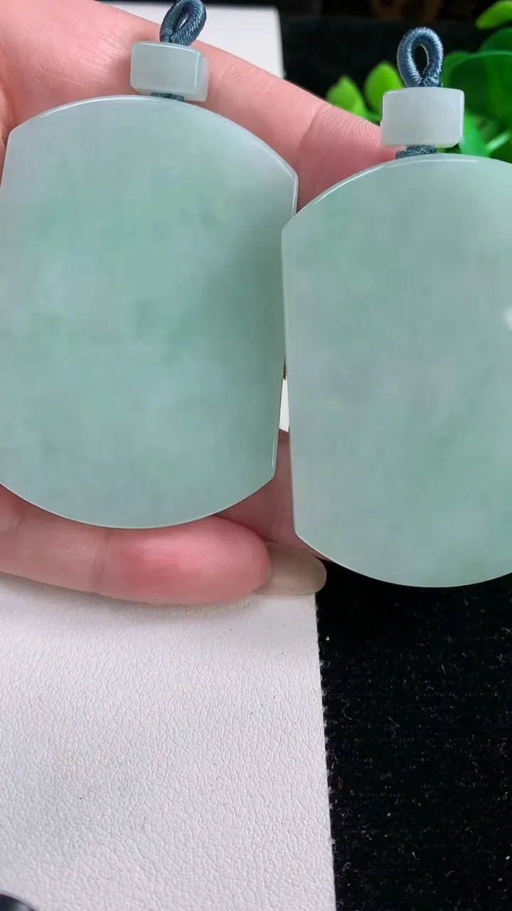 天然A货翡翠无事牌吊坠一对，尺寸56-42-5，重量:79.91g
12月12日