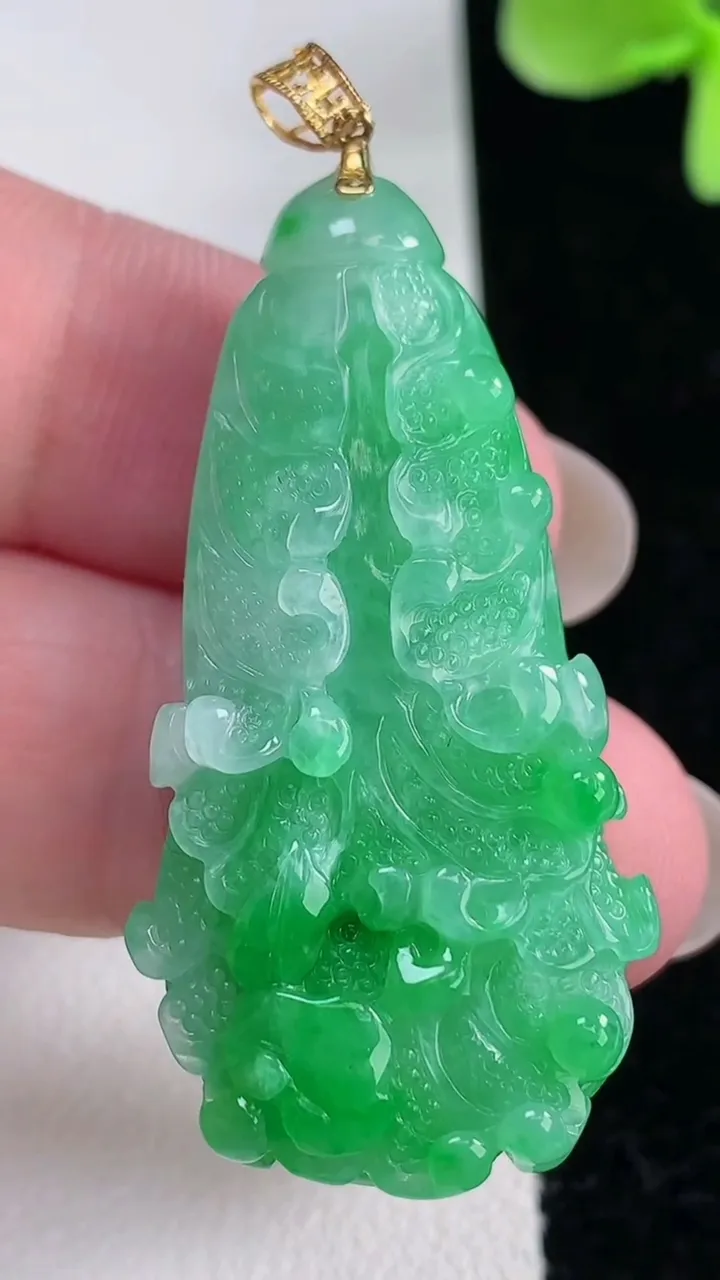 天然A货翡翠白菜吊坠，尺寸41.6-22-9.4，重量:14.43g
12月12日