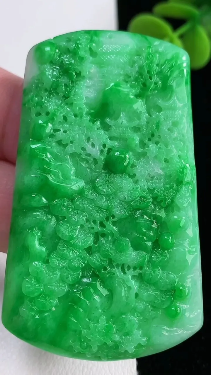 天然A货翡翠山水牌吊坠，尺寸60.5-36.6-4，重量:22.32g
12月12日