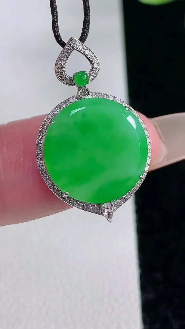 天然A货翡翠无事牌吊坠，尺寸24-15.5-4.7，13.5重量:1.85g
12月12日