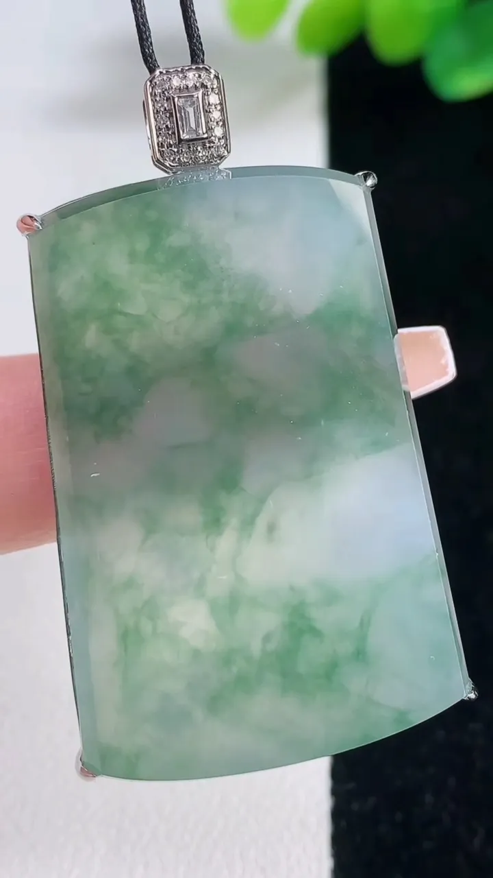 天然A货翡翠种飘花无事牌吊坠，尺寸40.4-26.8-5.9，重量:13.00g
12月12日