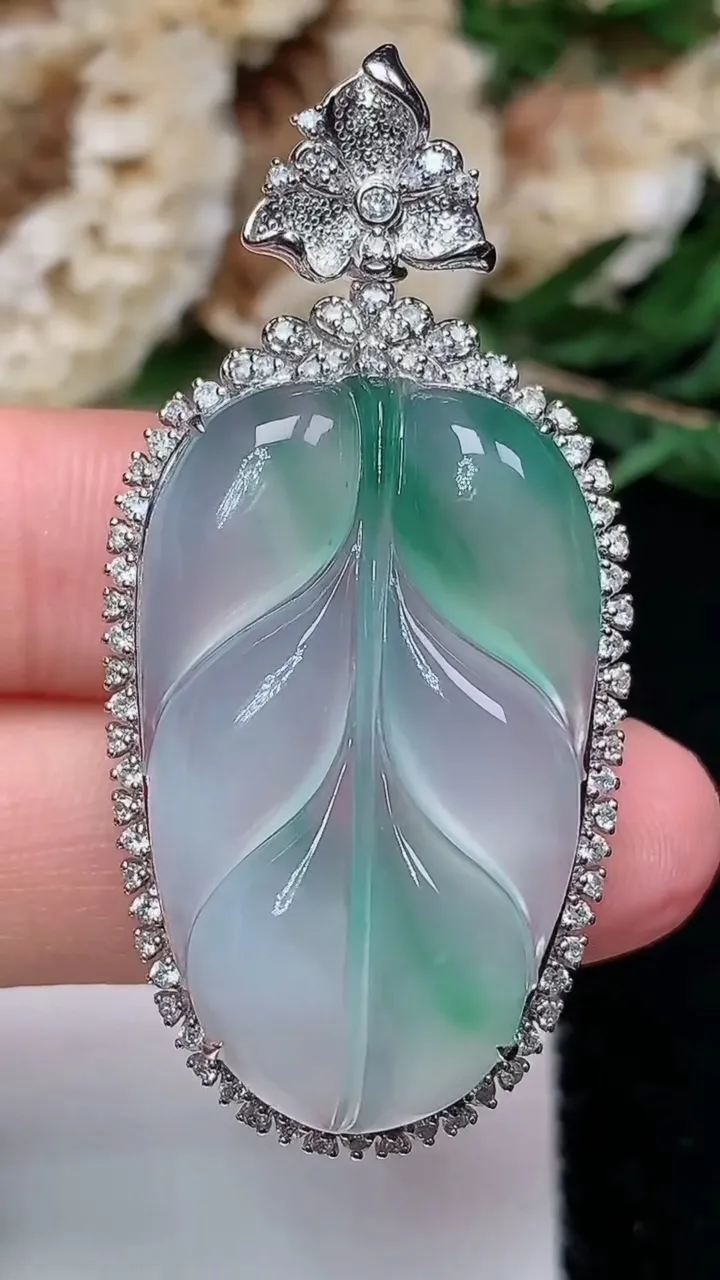 天然A货翡翠金枝玉叶 叶子吊坠，尺寸47-22.8-10.6，裸石31.3-19.3，重量:7.87g
12月12日，重量:7.87g