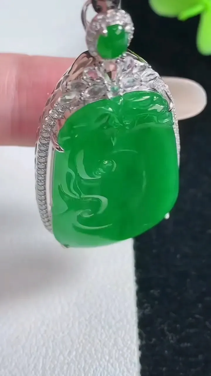 天然A货翡翠如意吊坠，尺寸50.3-24.7-10.2，裸石37-22.2重量:13.48g
12月12日