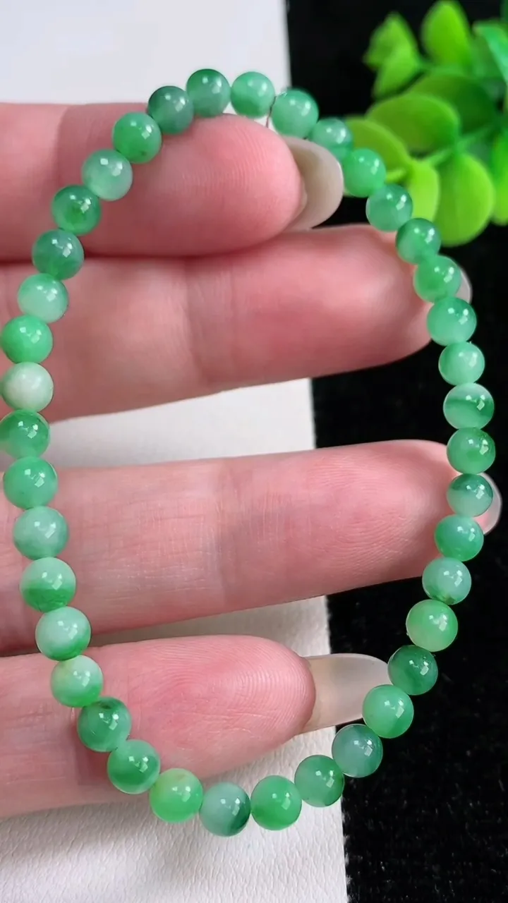 天然A货翡翠圆珠手串，尺寸4.4-39颗，重量:7.58g12月12日
工厂直销收藏佳品,种好水足，色泽均匀，有种有色，上手高大气！