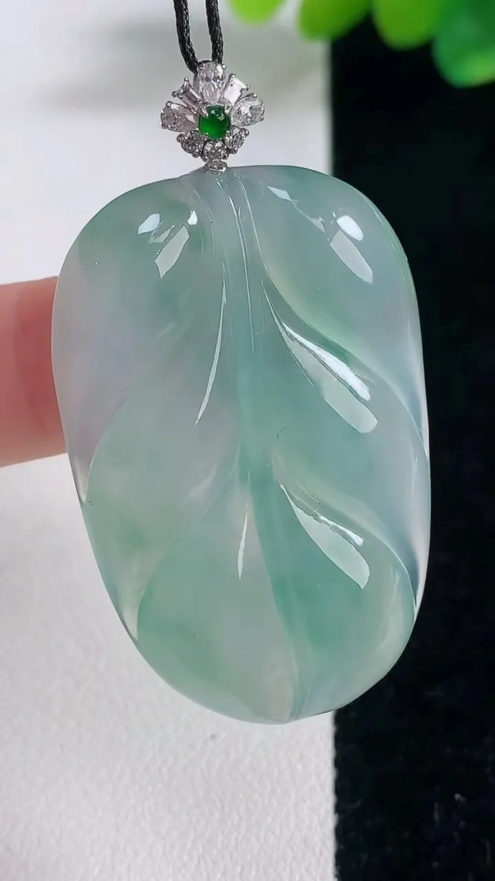 天然A货翡翠种飘花金枝玉叶 叶子吊坠，尺寸40.8-26.5-5.9，重量:12.55g
12月12