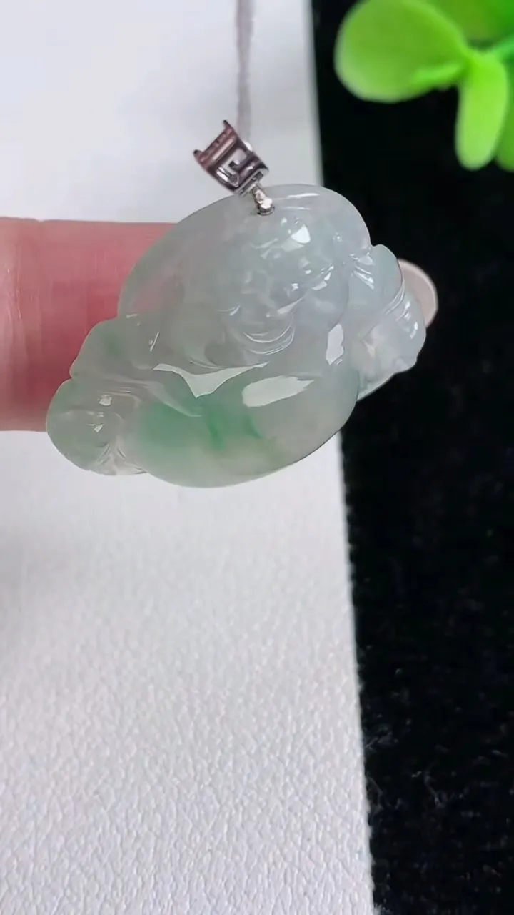 天然A货翡翠佛公吊坠，尺寸26-28.4-5.5，重量:6.79g
12月12日