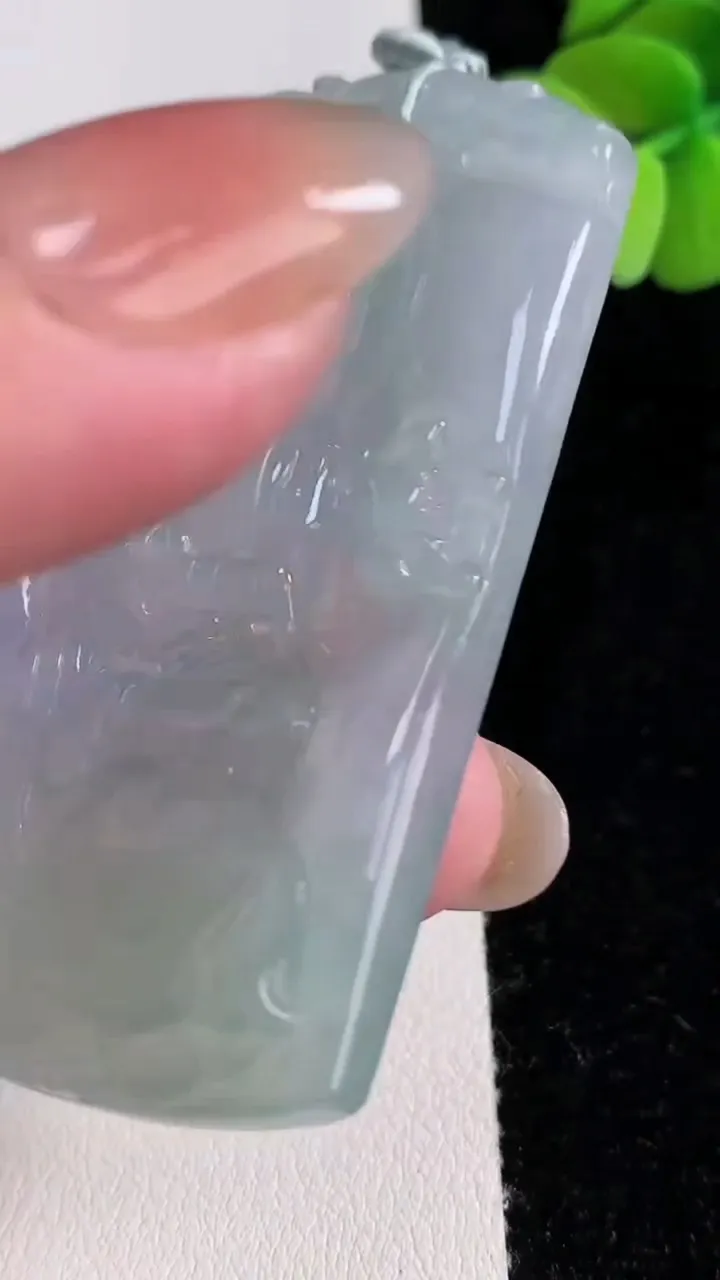 天然A货翡翠普贤菩萨吊坠，尺寸65.3-42-5，重量:32.21g
12月12日