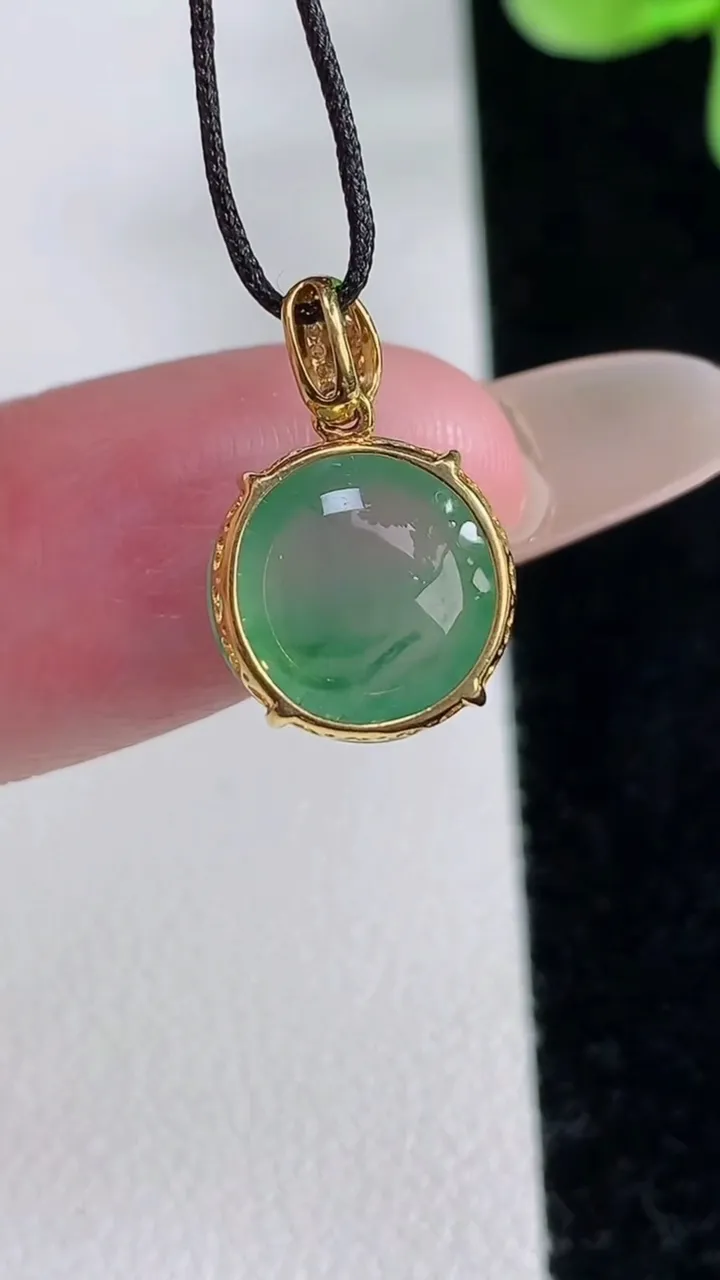 天然A货翡翠蛋面吊坠，尺寸10.7-6.2，重量:1.61g
12月12日