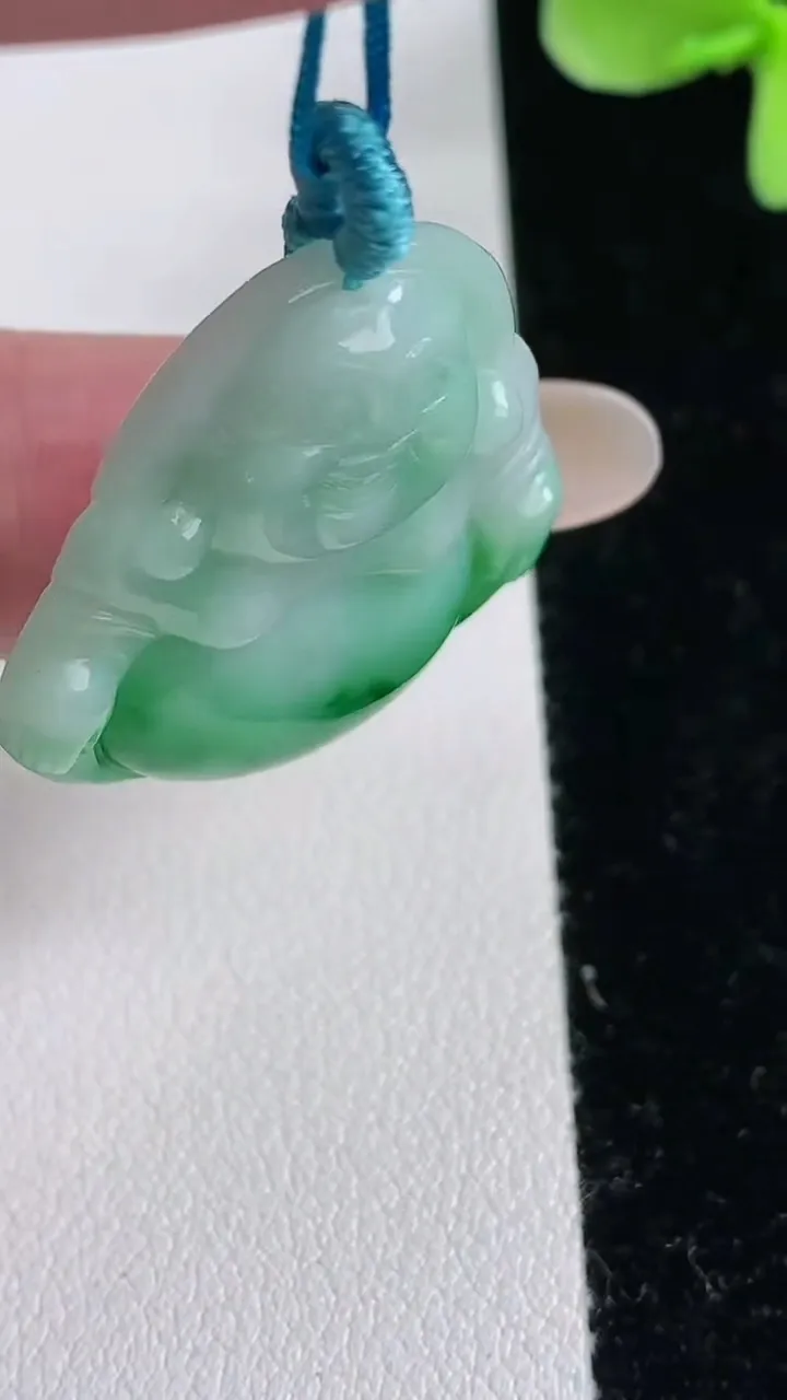 天然A货翡翠佛公吊坠，尺寸30.5-28.4-5.4，重量:8.28g
12月12日