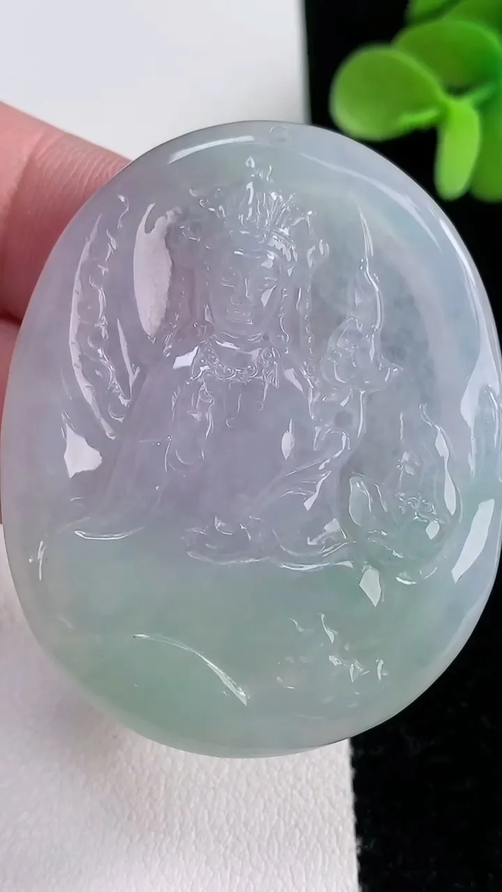 天然A货翡翠大势至菩萨吊坠，尺寸50-39.7-4.6，重量:23.46g
12月12日