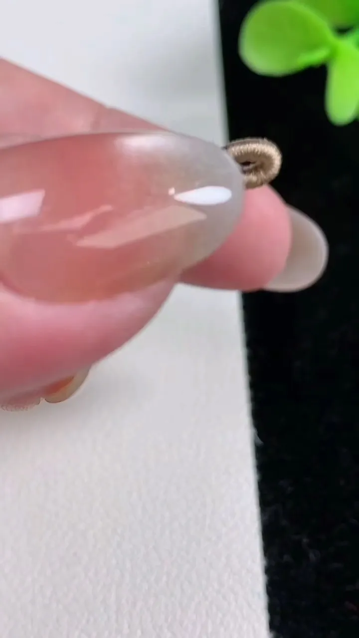 天然A货翡翠飘花平安扣吊坠，尺寸32.6-5.4，重量:13.01g
12月12日