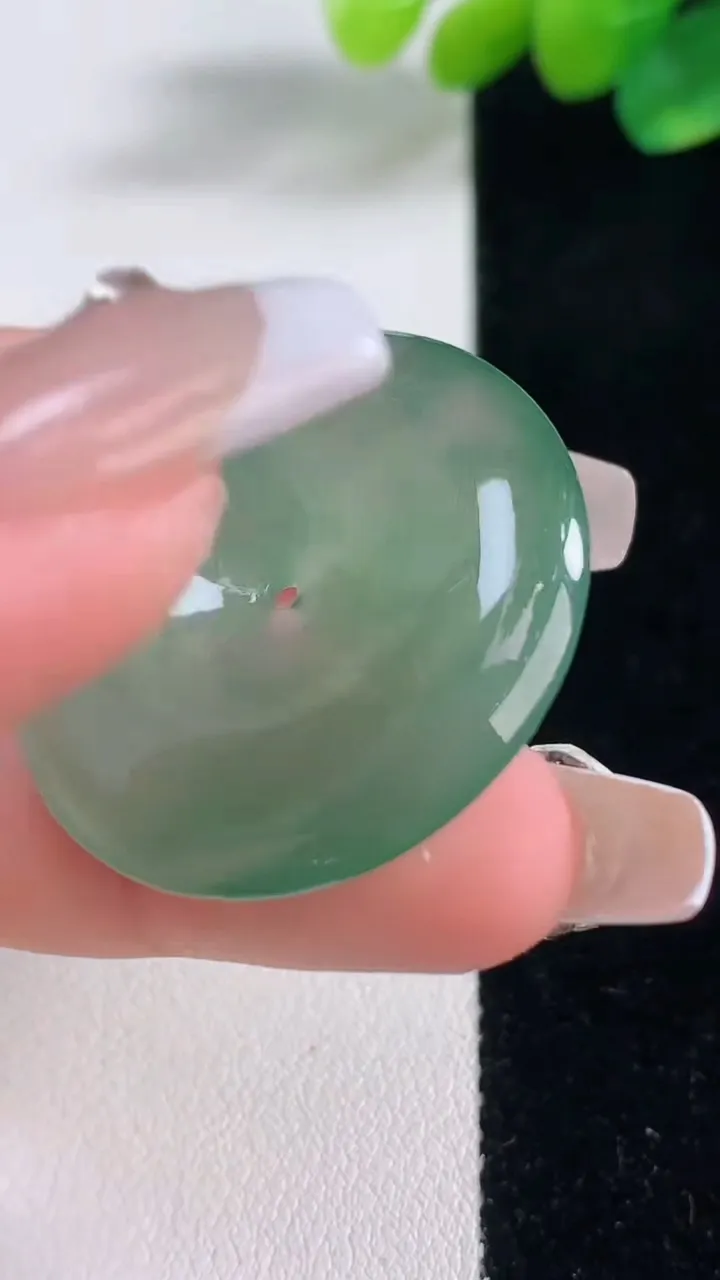 天然A货翡翠平安扣吊坠，尺寸31.7-5.9，重量:12.39g
12月12日