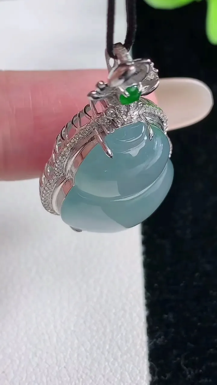 天然A货翡翠种紫罗兰葫芦吊坠，尺寸35.8-19.5-11.5，裸石21.6-16.4重量:6.77g
12月12日