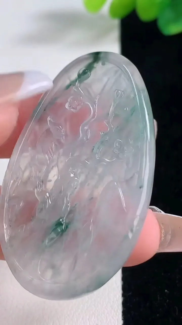 天然A货翡翠种飘花鸟语花香吊坠，尺寸50.4-30.3-4.5，重量:12.83g
12月12日