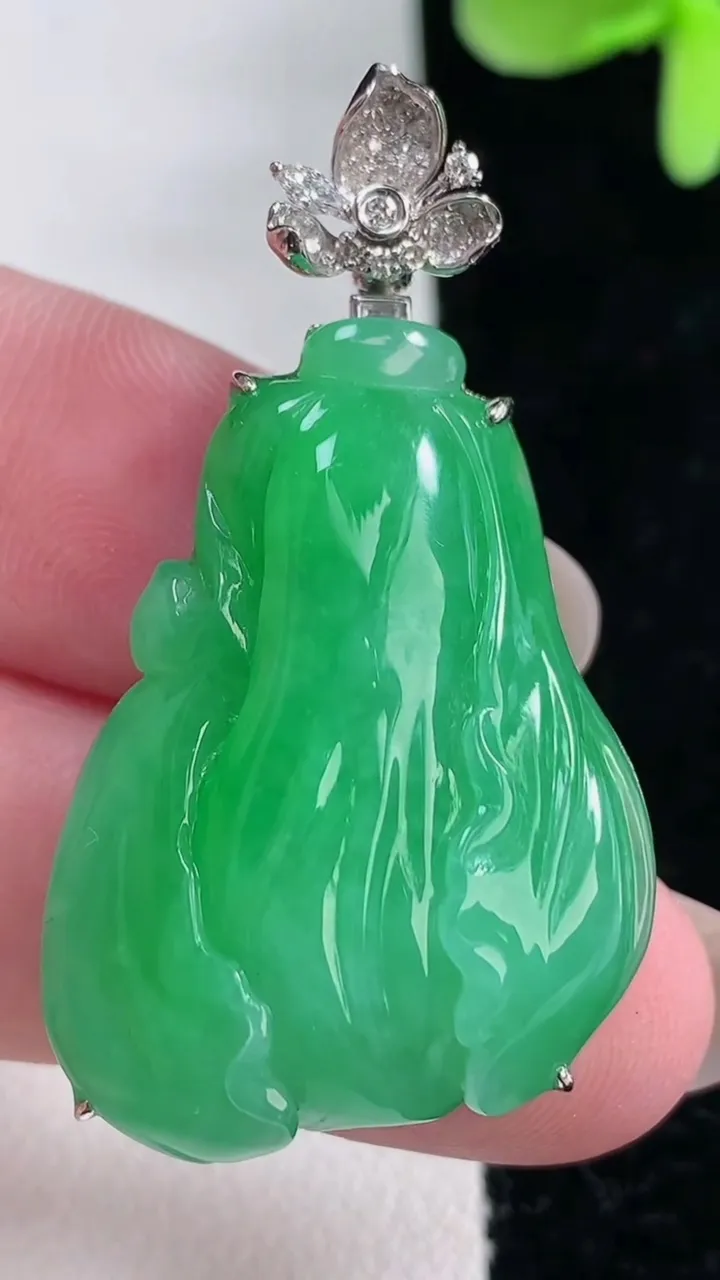 天然A货翡翠白菜吊坠，尺寸42.5-31.3-24.3-9.2，重量:12.40g
12月12日