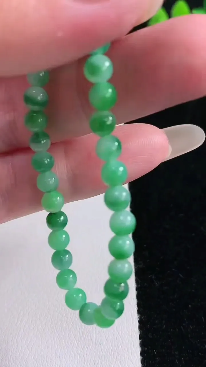 天然A货翡翠圆珠手串，尺寸4.4-39颗，重量:7.58g12月12日
工厂直销收藏佳品,种好水足，色泽均匀，有种有色，上手高大气！