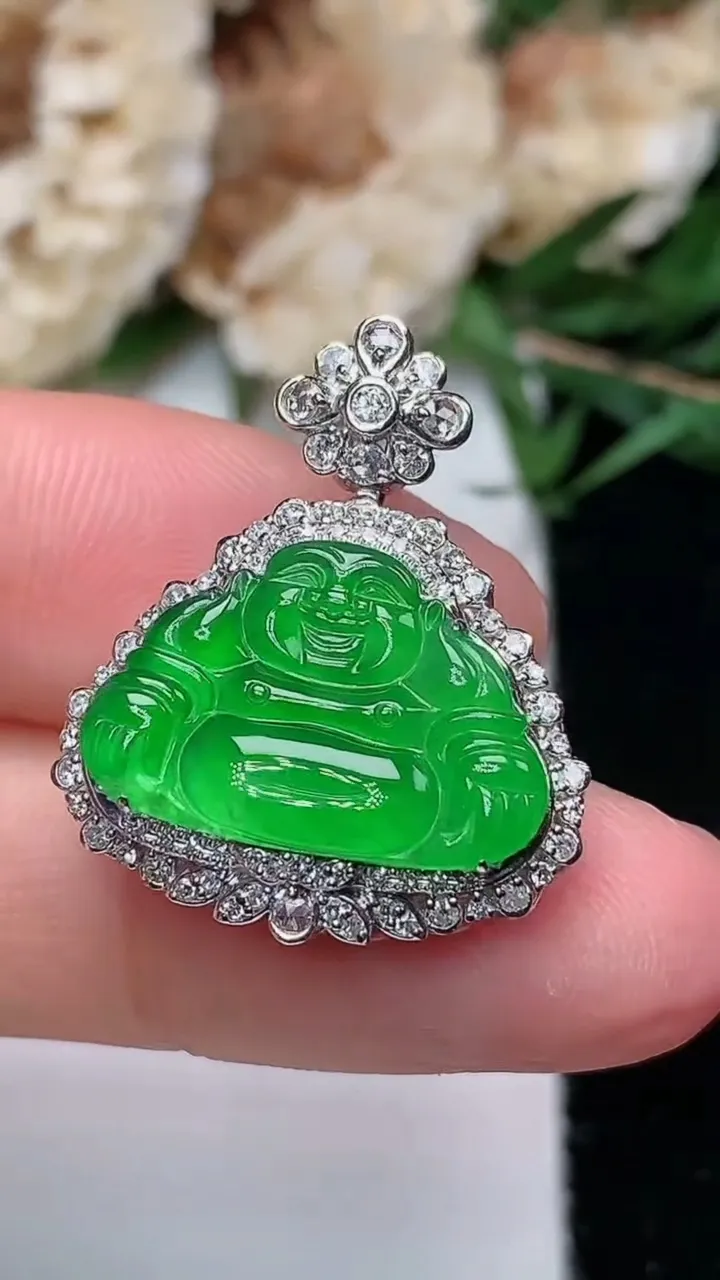 天然A货翡翠佛公吊坠，尺寸25-20.6-9，裸石11.6-17.5，重量:4.02g
12月12日