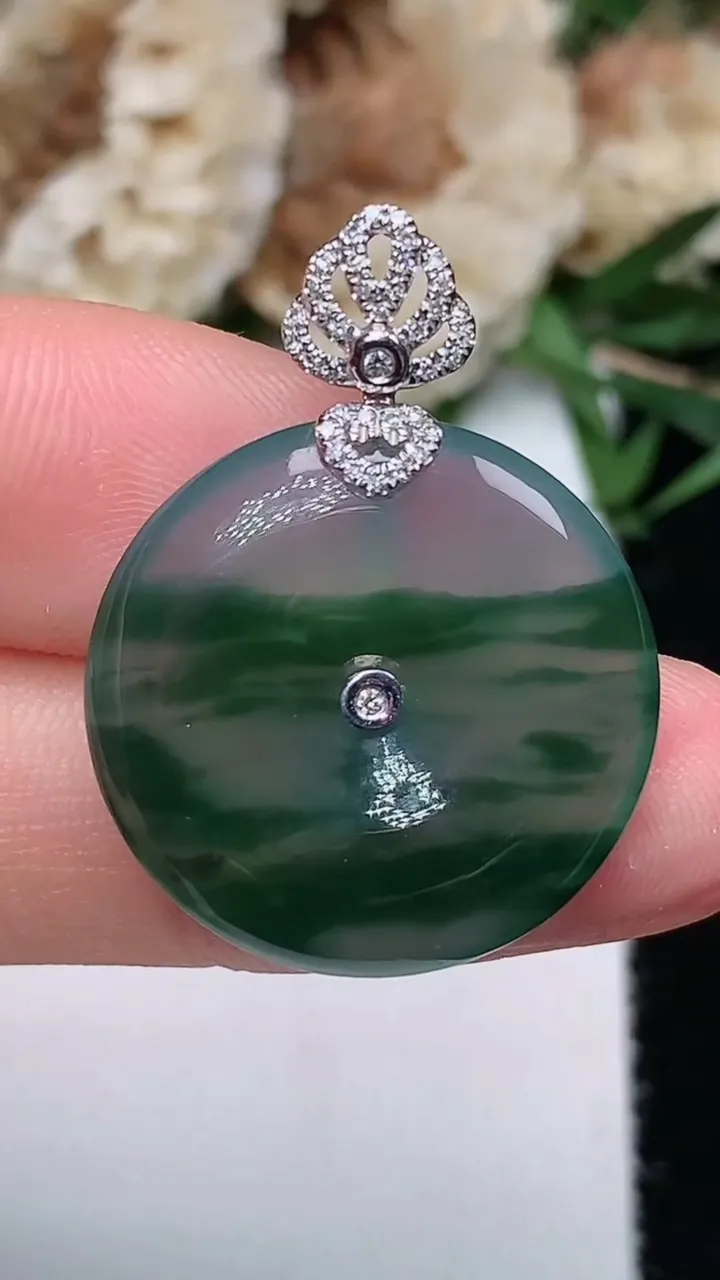 天然A货翡翠飘花平安扣吊坠，尺寸21.4-4.3，重量:4.42g
12月12日