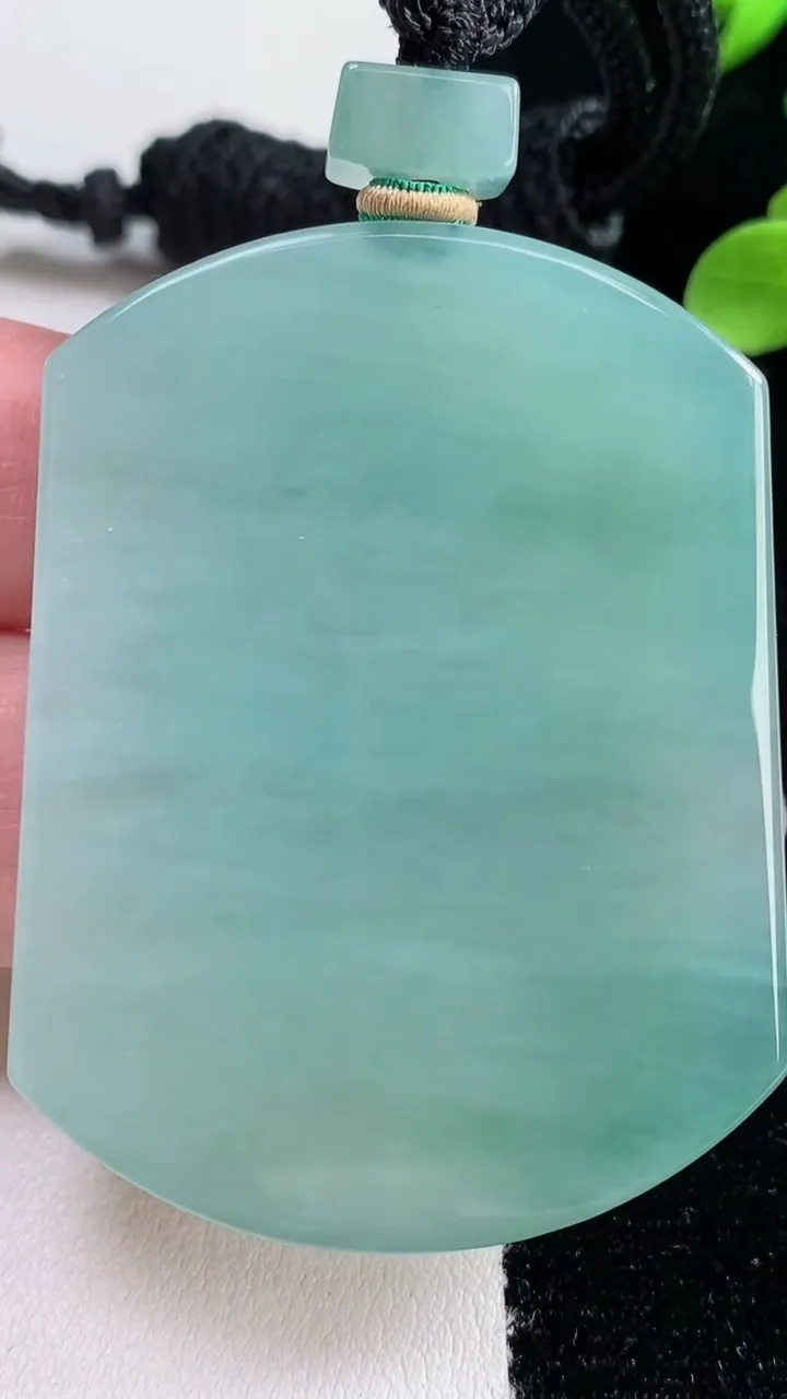 天然A货翡翠无事牌吊坠，尺寸52.2-40-5.7，重量:41.25g
12月12日