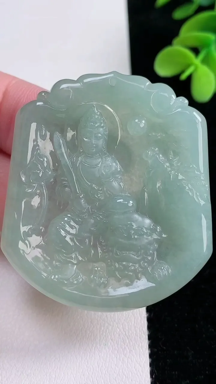 天然A货翡翠文殊菩萨吊坠，尺寸49.2-43.7-4.8，重量:25.88g
12月12日