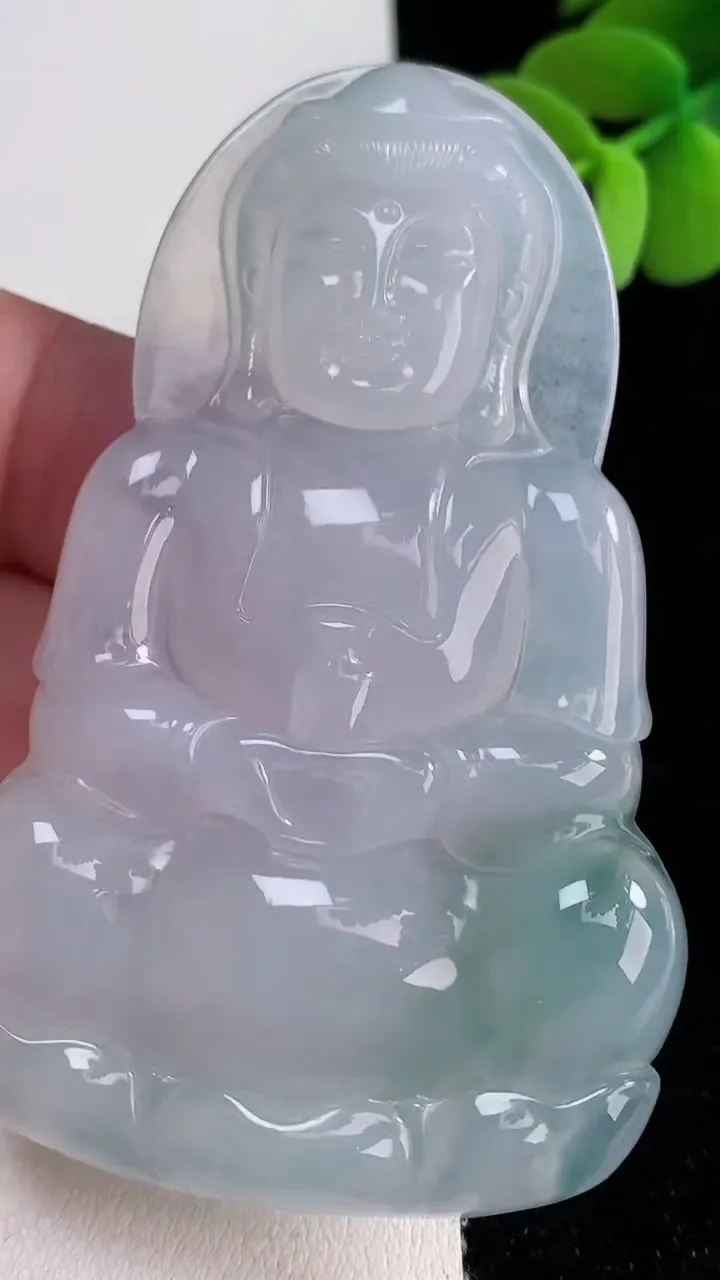 天然A货翡翠种飘花观音菩萨吊坠，尺寸676-42.2-5.5，重量:31.41g
12月12日