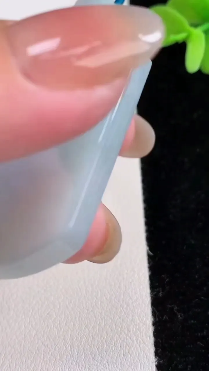 天然A货翡翠飘花无事牌吊坠，尺寸50.5-38.6-6.2，重量:3647g
12月12日