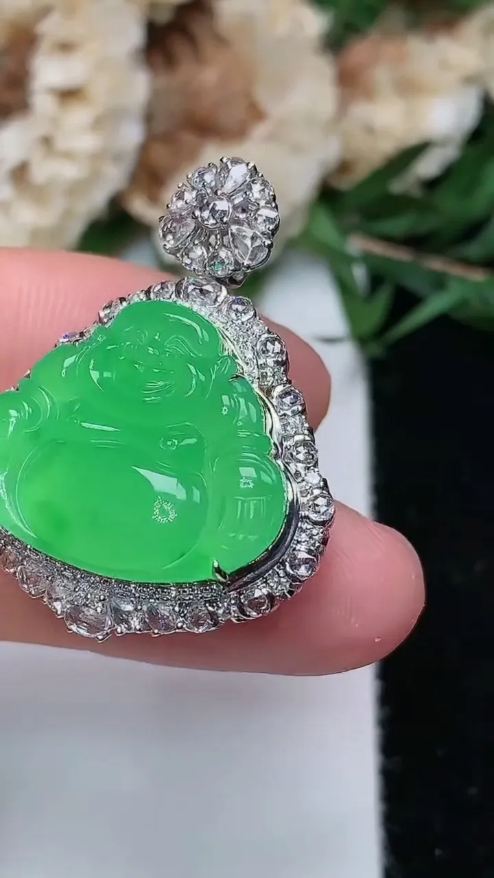 天然A货翡翠佛公吊坠，尺寸31.2-24.6-11.3，重量:6.31g
12月12日