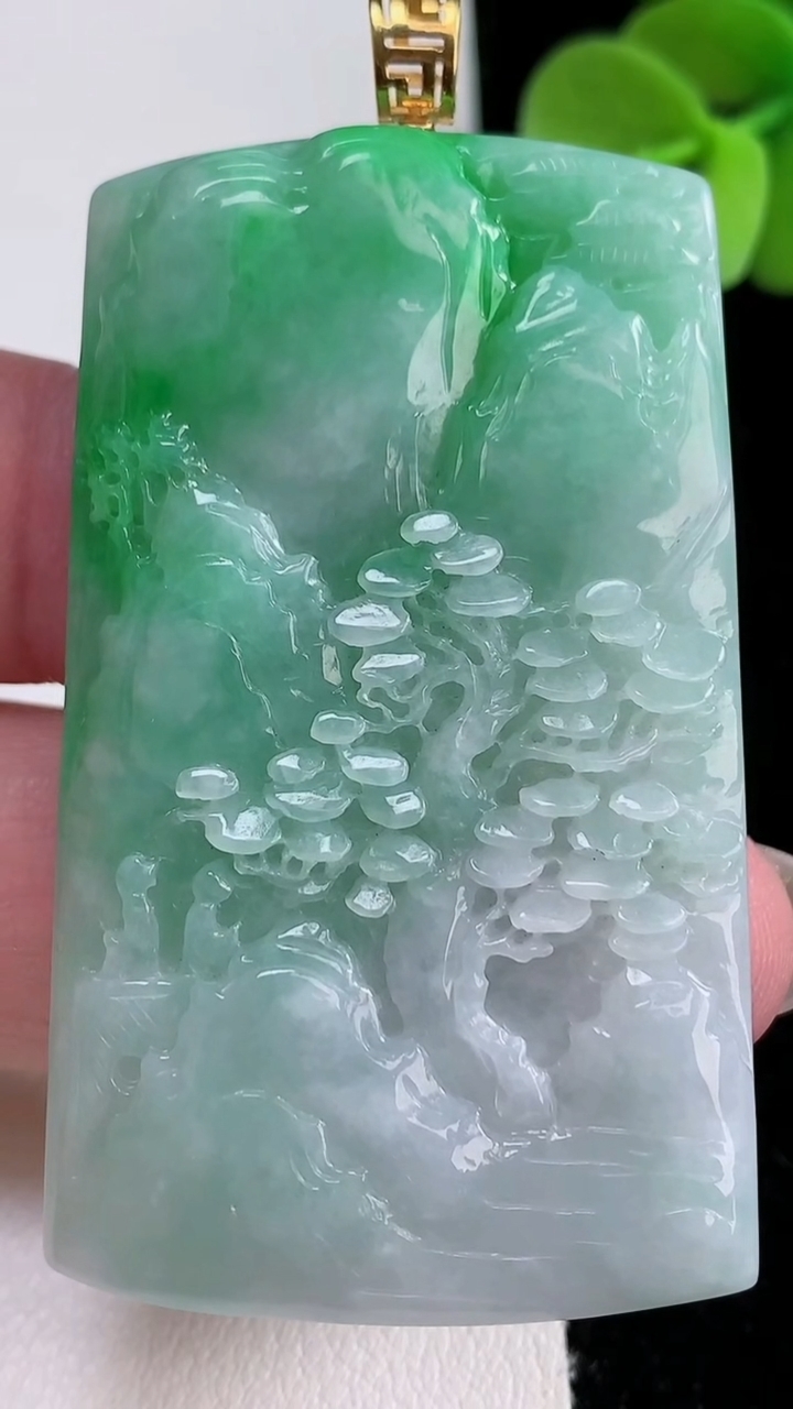 天然A货翡翠山水牌吊坠，尺寸55.7-33.5-5.2，重量:28.75g
12月12日