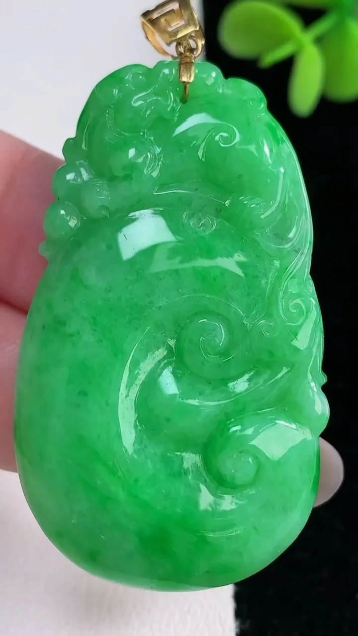 天然A货翡翠如意吊坠，尺寸50.2-30-5.4，重量:19.70g
12月12日