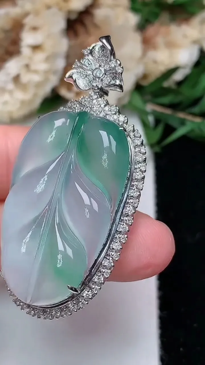 天然A货翡翠金枝玉叶 叶子吊坠，尺寸47-22.8-10.6，裸石31.3-19.3，重量:7.87g
12月12日，重量:7.87g