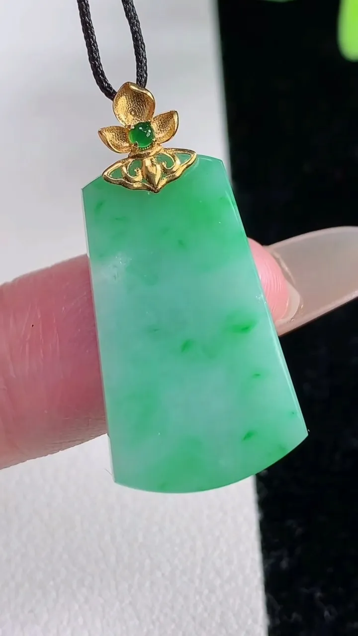天然A货翡翠无事牌吊坠，尺寸24.8-14.7-2.6，重量:3.11g
12月12日