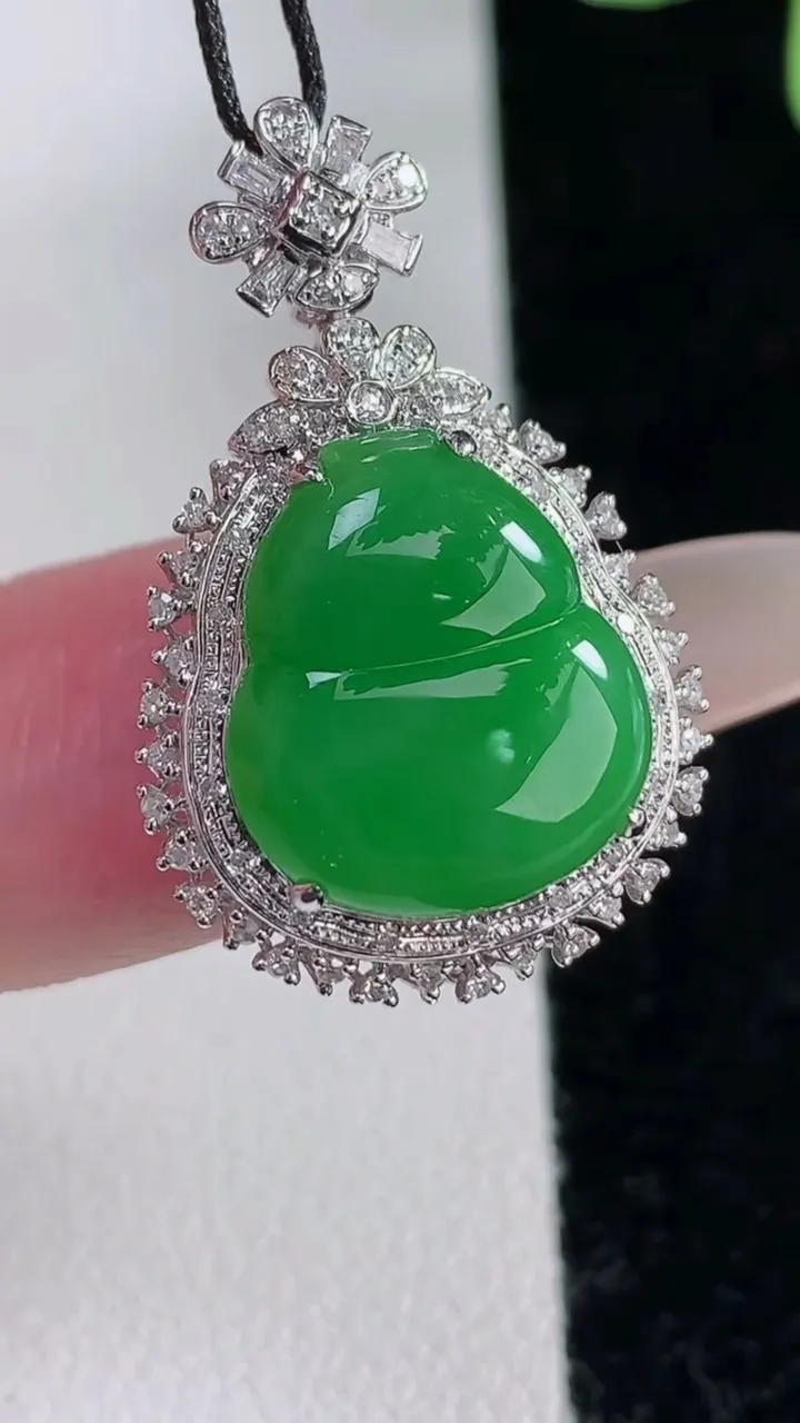 天然A货翡翠葫芦吊坠，尺寸28.8-18.5-9，裸石14.6-12.8重量:4.86g
12月12日