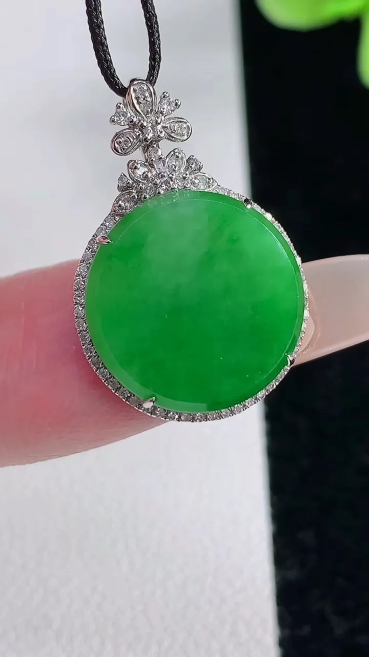 天然A货翡翠无事牌吊坠，尺寸24.2-16.5-4.5，裸石14.7重量:2.11g
12月12日