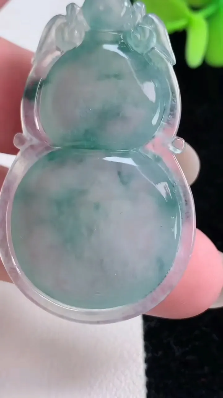 天然A货翡翠种飘花葫芦吊坠，尺寸48.6-29.4-7.2，重量:15.70g
12月12日