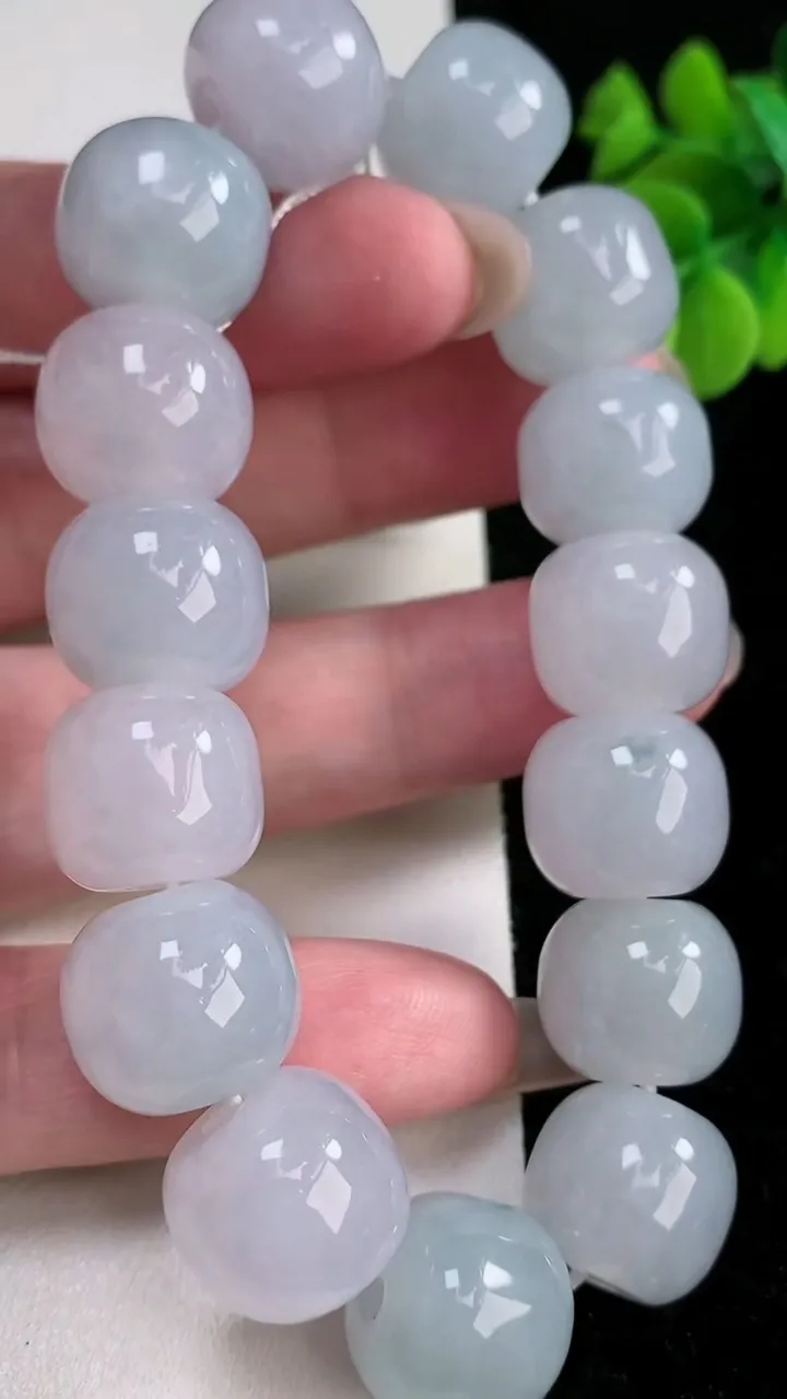 天然A货翡翠飘花路路通手串，尺寸12.2-14-15颗，重量:83.13g12月12日
工厂直销收藏佳品,种好水足，色泽均匀，有种有色，上手高大气！