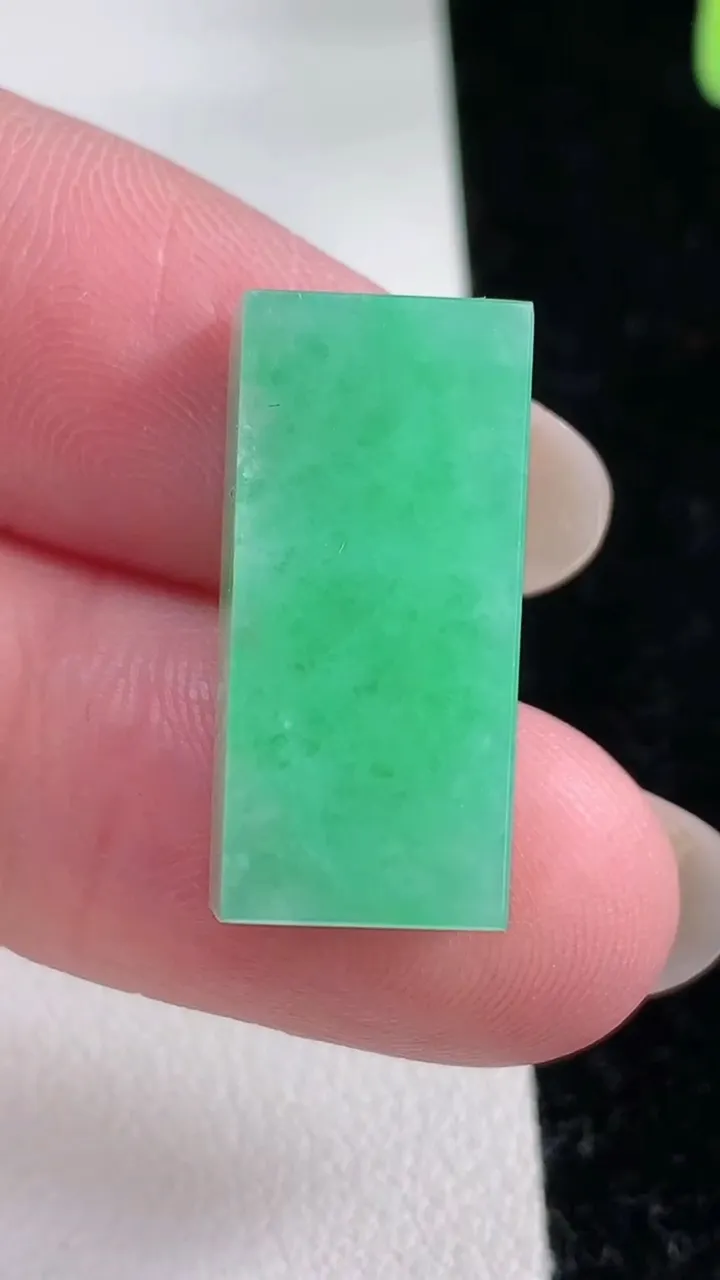 天然A货翡翠无事牌镶嵌件，尺寸22.4-10.3-6，重量:5.38g
12月12日