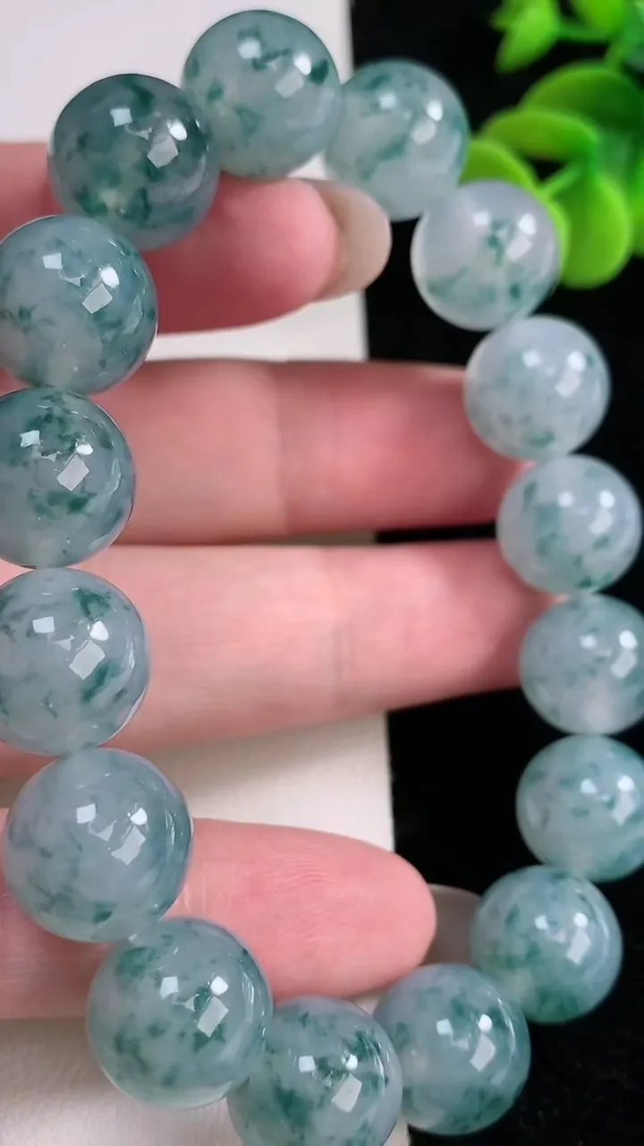 天然A货翡翠种飘花圆珠手串，尺寸12.3-16颗，重量:57.69g12月12日
工厂直销收藏佳品,种好水足，色泽均匀，有种有色，上手高大气！