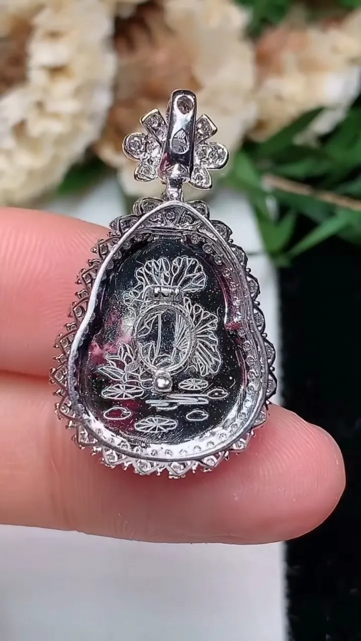 天然A货翡翠紫罗兰葫芦吊坠，尺寸30.3-17.6-11.3，裸石17.5-13.5，重量:4.66g
12月12日，重量:4.66g