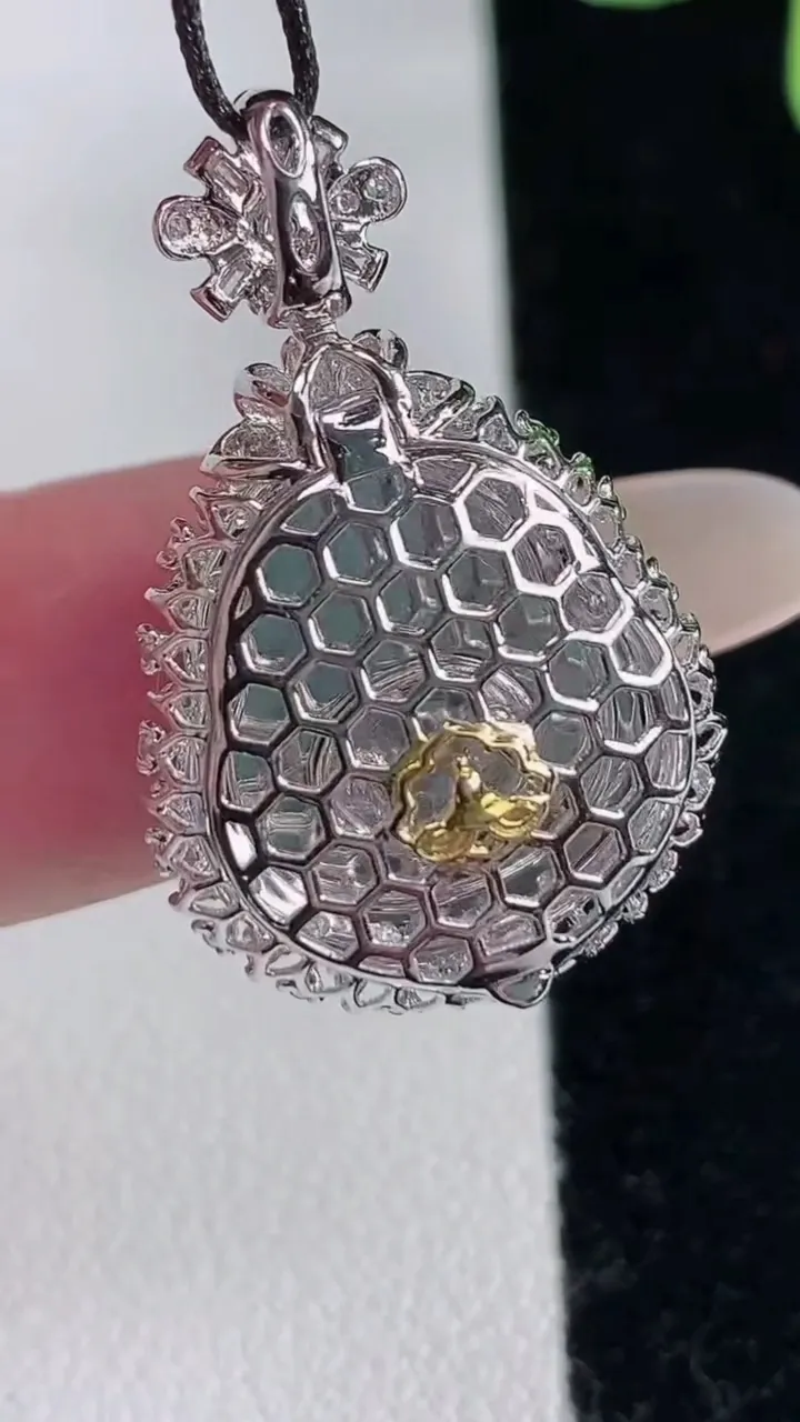 天然A货翡翠葫芦吊坠，尺寸28.8-18.5-9，裸石14.6-12.8重量:4.86g
12月12日