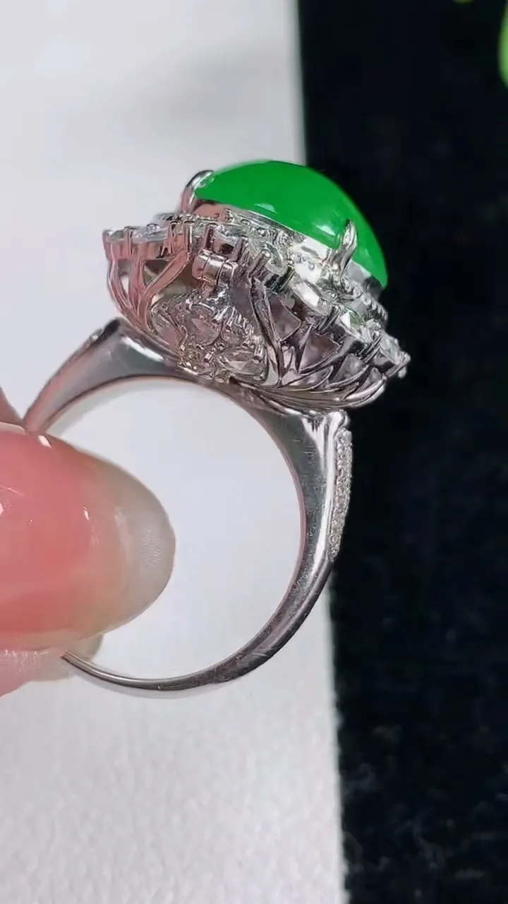 天然A货翡翠蛋面戒指，尺寸17.7-14-12.6-14，重量:9.39g2025年12月12日
工厂直销收藏佳品,种好水足，色泽均匀，有种有色，上手高大气！