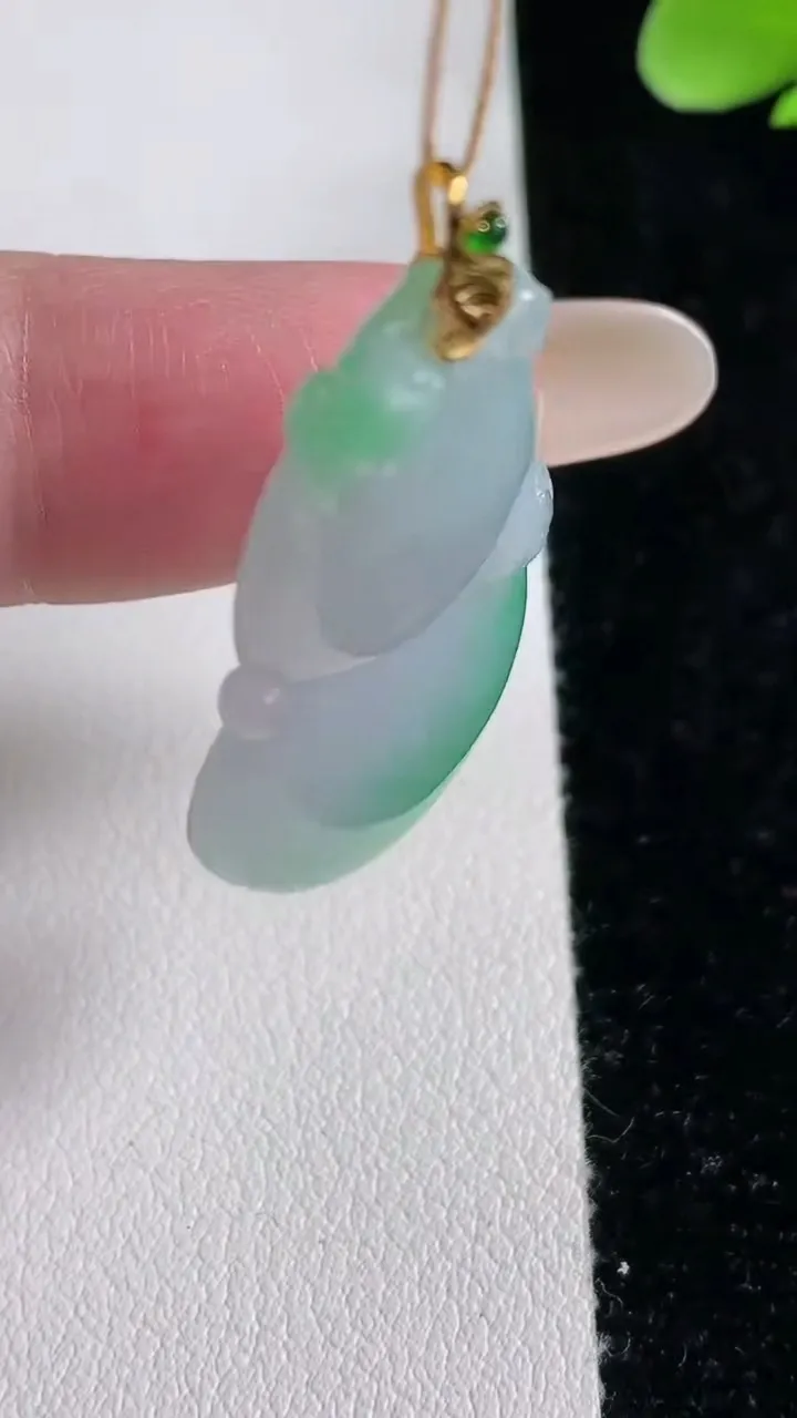 天然A货翡翠葫芦吊坠，尺寸34.6-19.3-5.3，重量:7.90g
12月12日