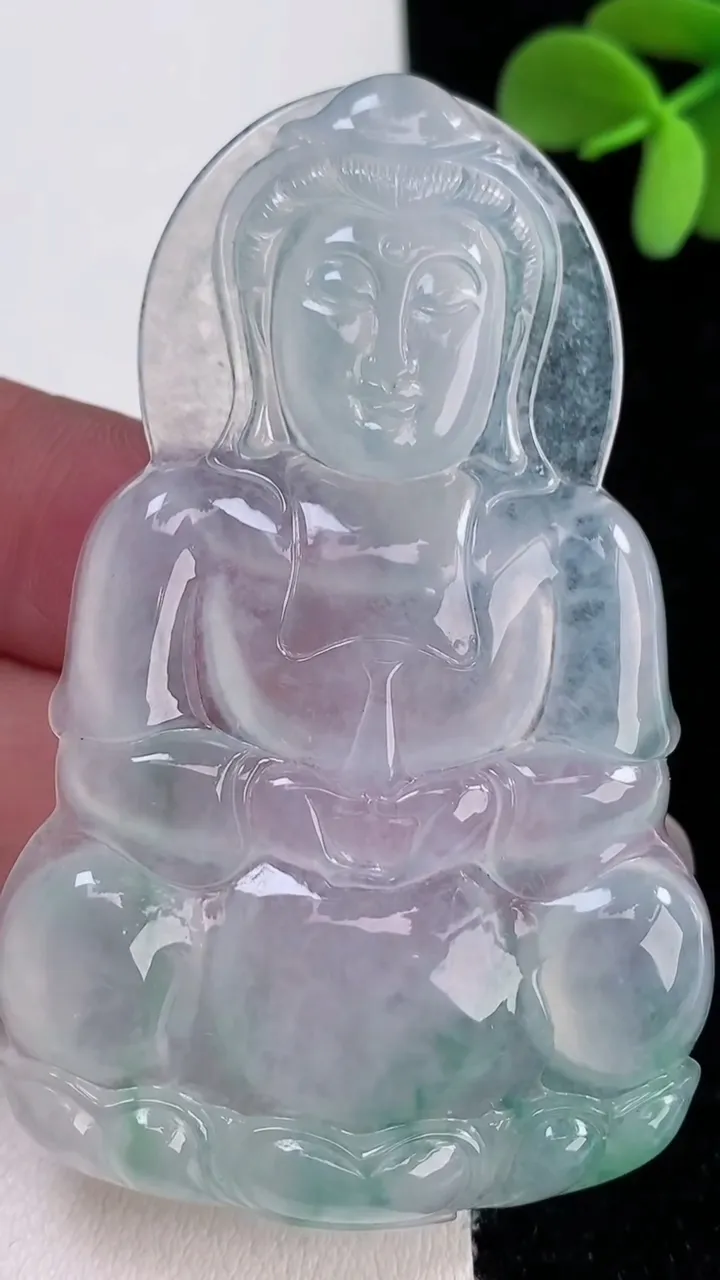 天然A货翡翠种飘花观音菩萨吊坠，尺寸65.8-41.4-5，重量:25.84g
12月12日