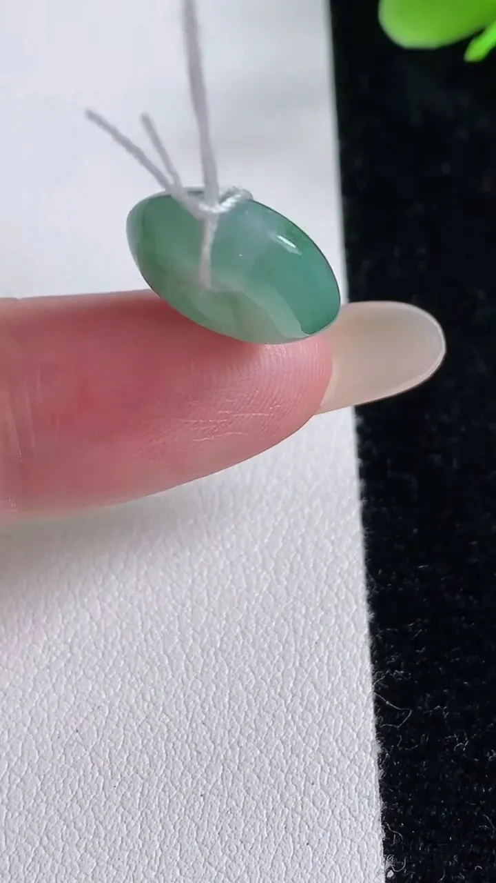 天然A货翡翠冰种飘花平安扣吊坠，尺寸14.5-5.2，重量:2.50g
12月12日